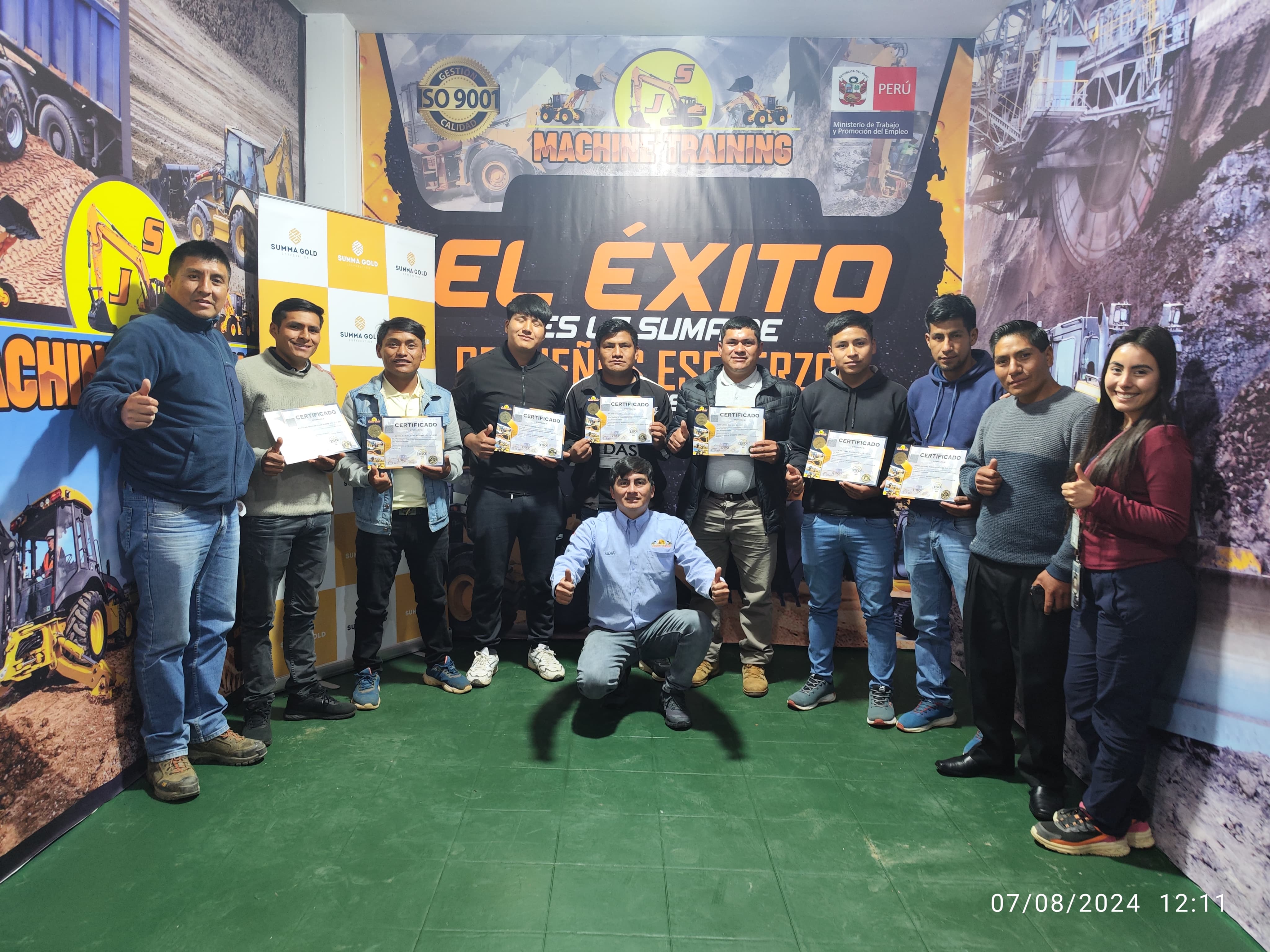 Operadores practicando izaje