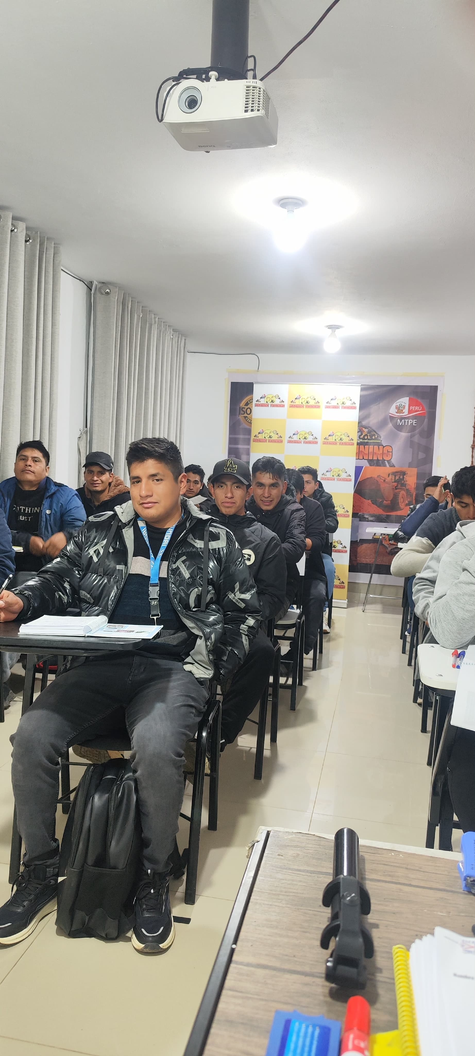 Operador en cabina de excavadora