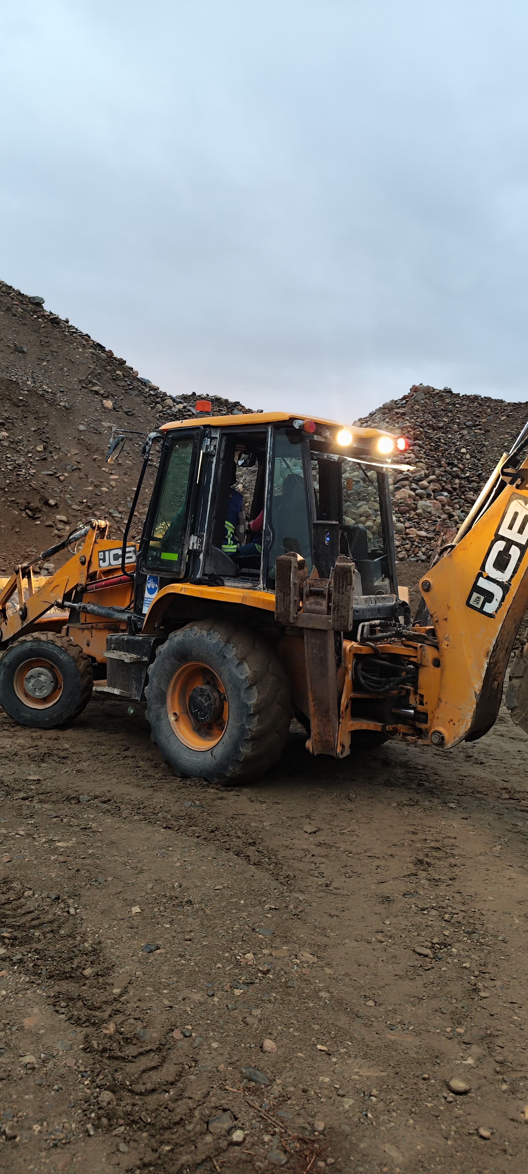 Operador en cabina de maquinaria pesada