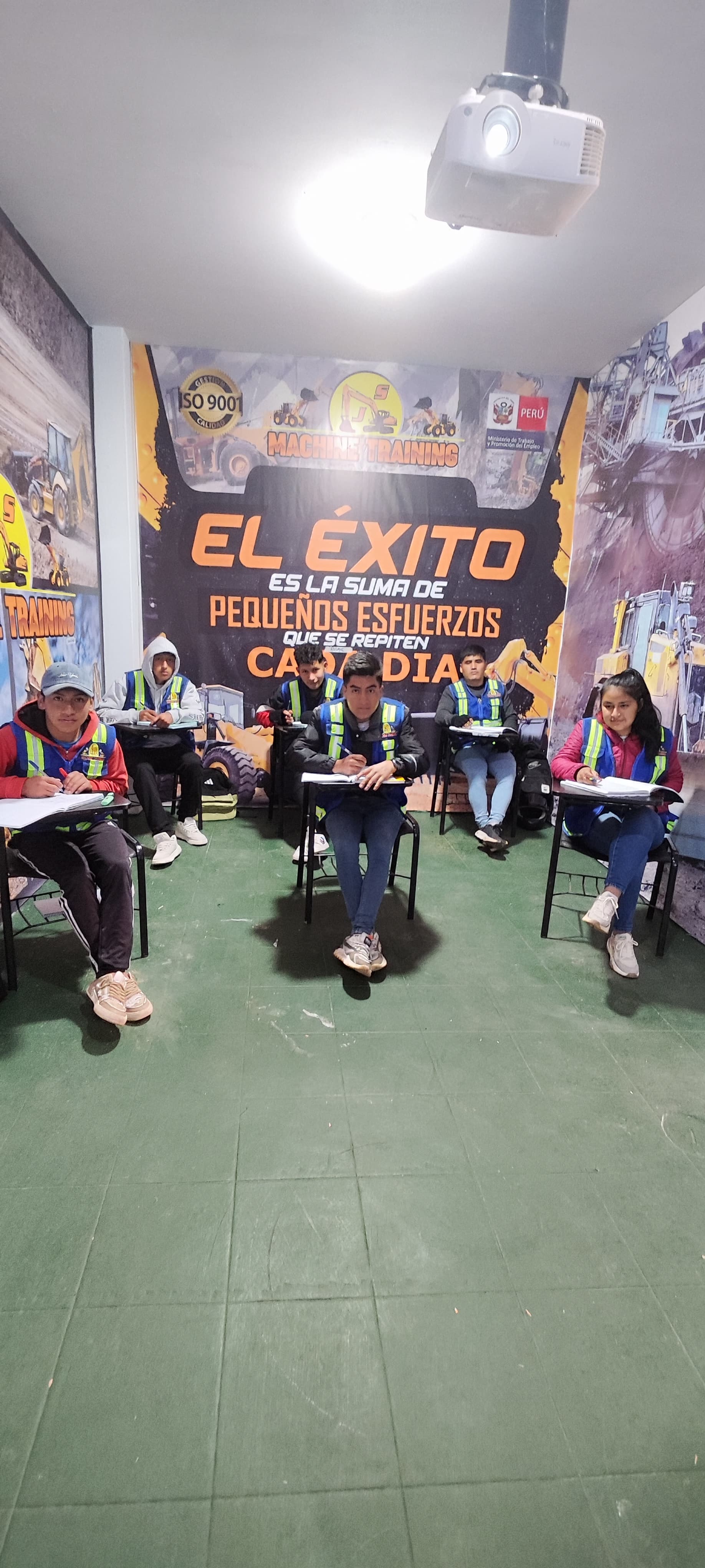 Participantes utilizando realidad aumentada