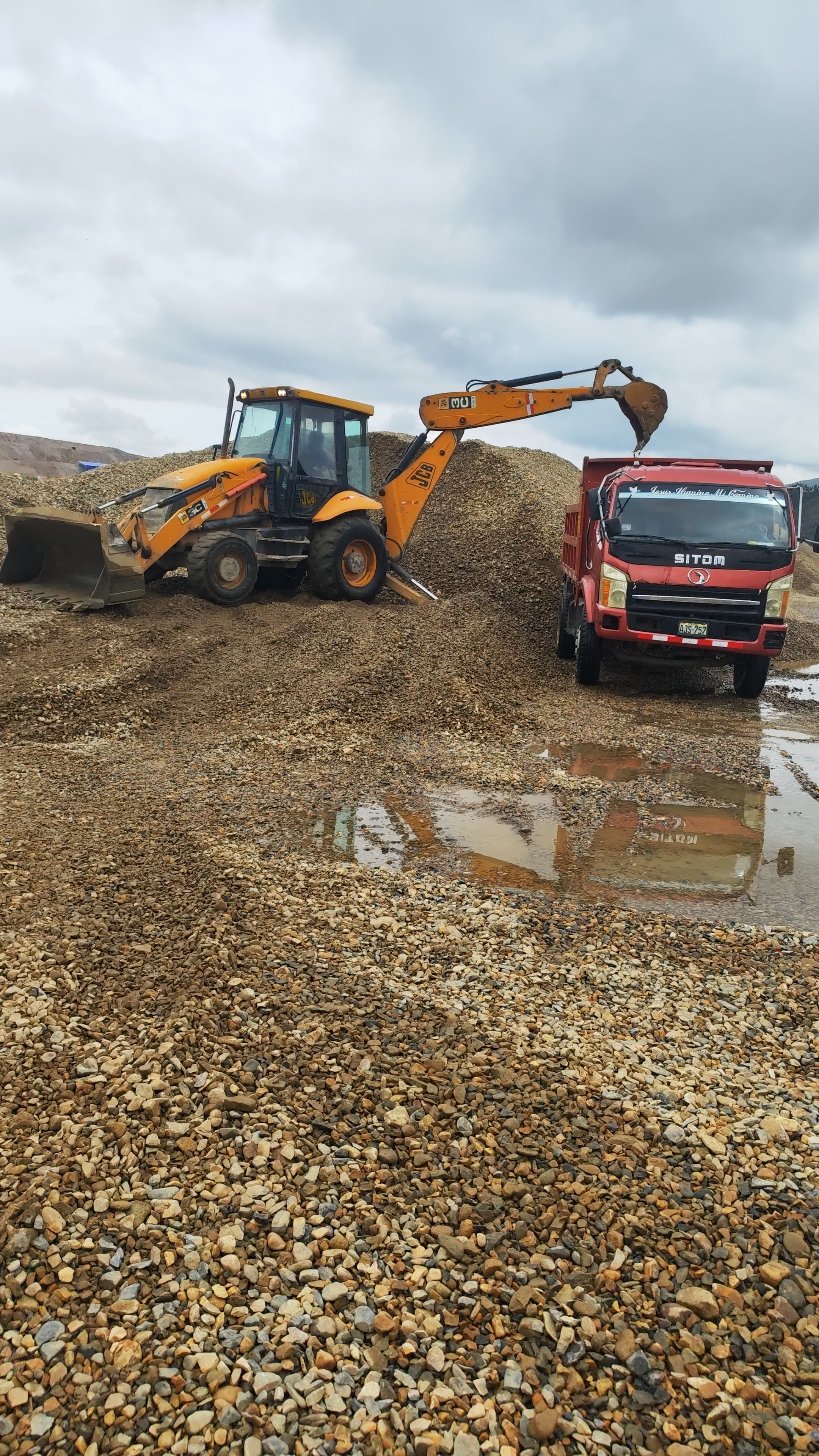 Equipo recibiendo instrucción en aula