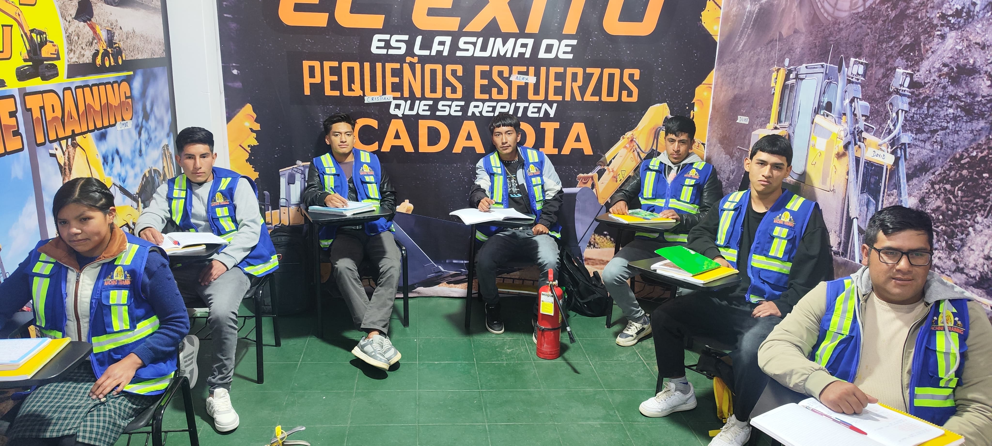 Operador controlando cargador frontal